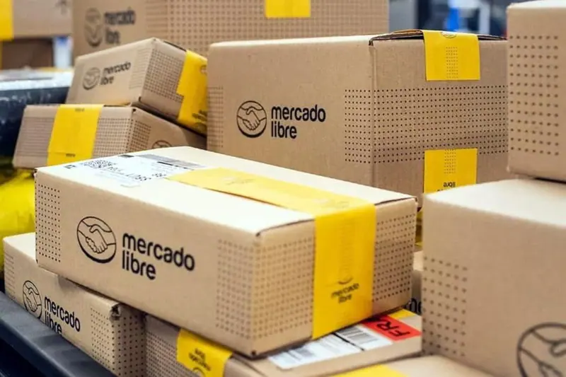Mantrix Potencia: cajas de envío de Mercado Libre apiladas en un centro de distribución