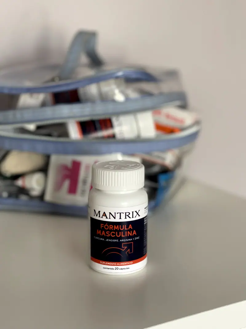 Mantrix Fórmula Masculina: frasco sobre una bolsa de viaje con artículos de aseo
