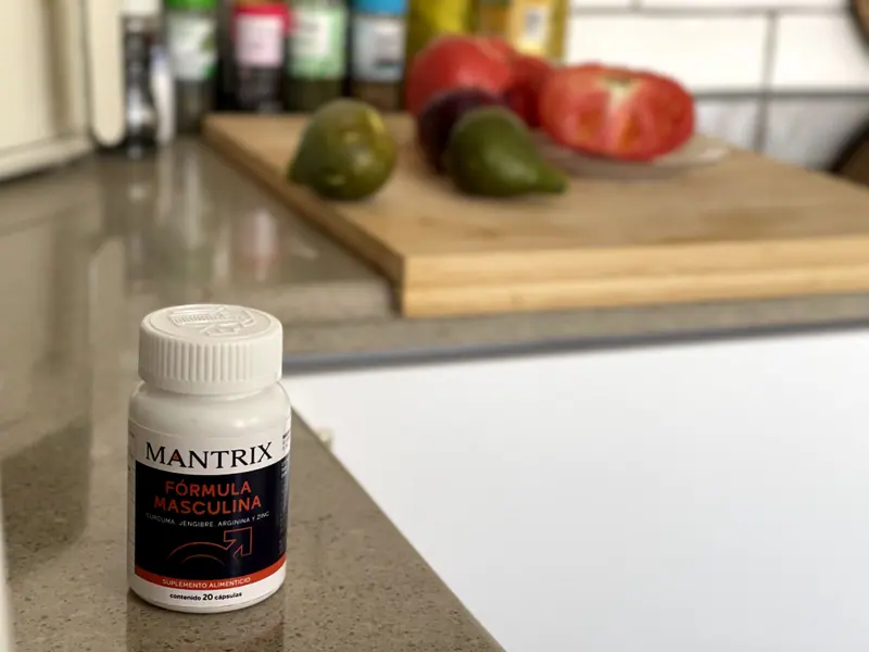 Mantrix Fórmula Masculina: frasco en la barra de una cocina con tomates y aguacates