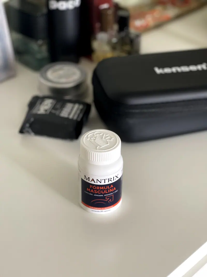 Mantrix Fórmula Masculina: frasco sobre un escritorio junto a un estuche de viaje