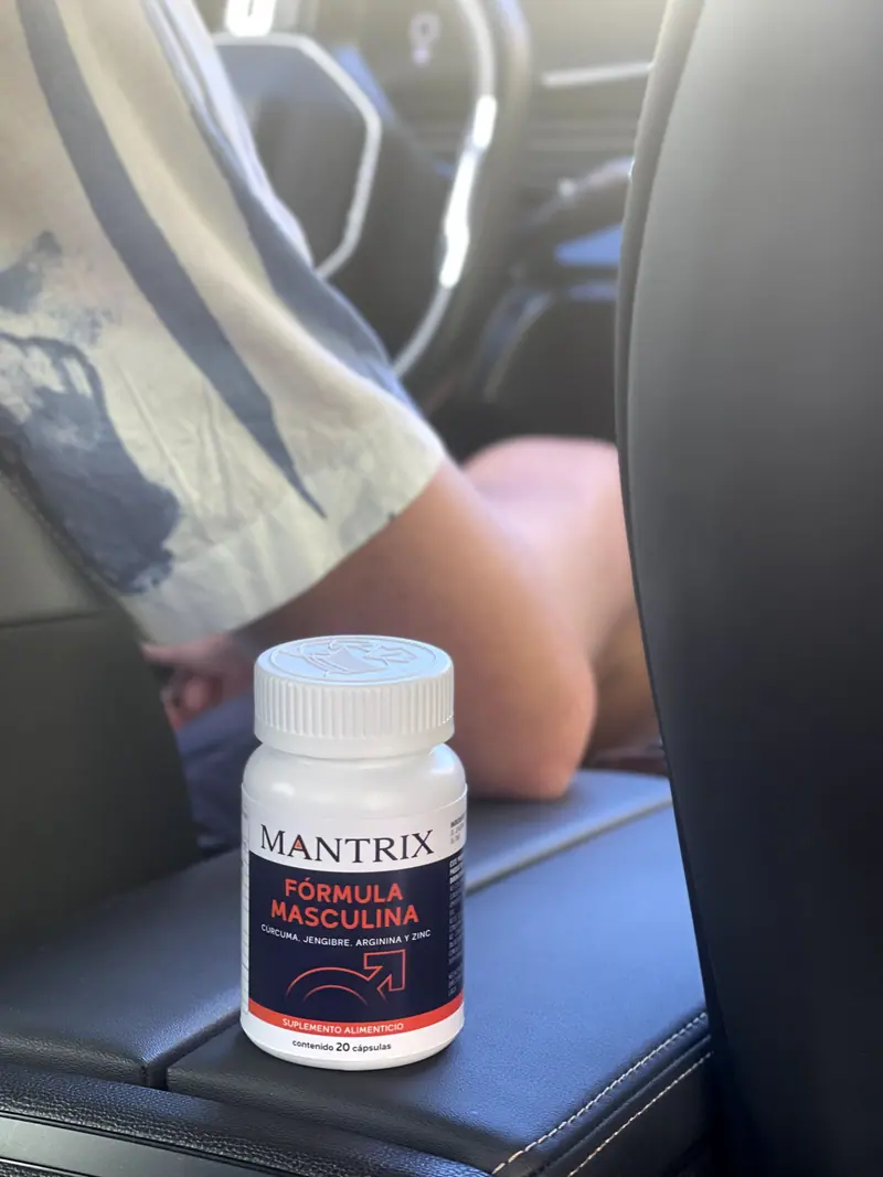 Mantrix Fórmula Masculina: frasco en el asiento de un auto, listo para el día