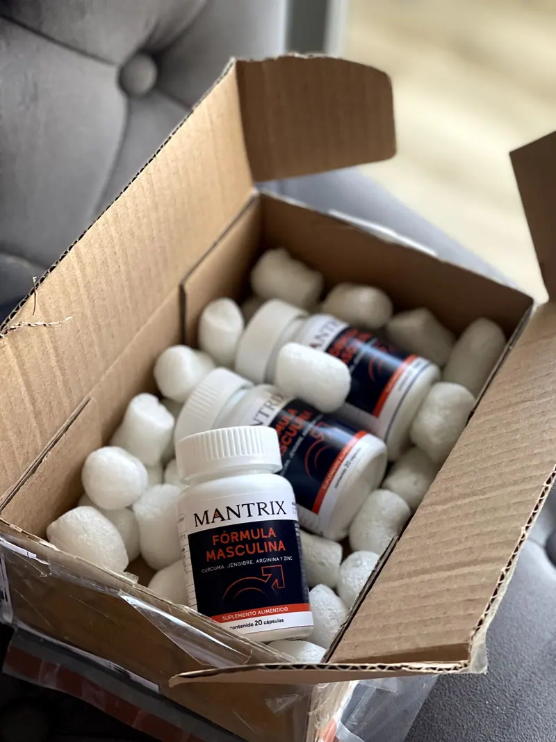Mantrix Fórmula Masculina: caja de envío abierta con frascos protegidos con relleno