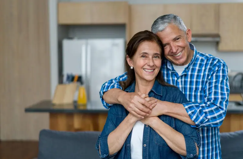 Mantrix Potencia: pareja madura se abraza y sonríe en su cocina